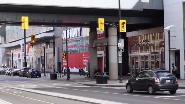 Traffic and walking people in downtown, Rideau street in Ottawa, Canada — Stockvideo