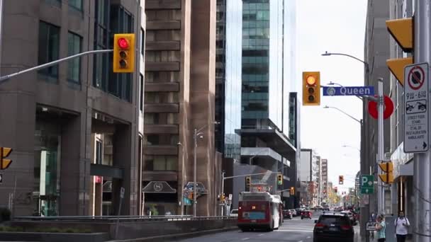 Vista sul paesaggio urbano con grattacieli nel centro di Ottawa, Canada. — Video Stock