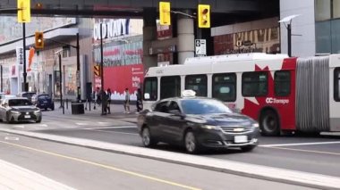Kanada, Ottawa şehir merkezinde trafik var. Rideau Caddesi.