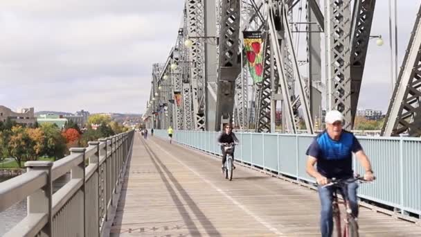 Puente Alexandra de la ciudad de Gatineau de Quebec a Ottawa en Canadá — Vídeos de Stock