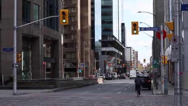 Pohled na město s mrakodrapy v centru města Ottawa, Kanada. — Stock video