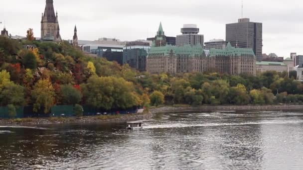 Parliament of Canada under renovation and Ottawa river with sailing sightseeing boat — Stock Video