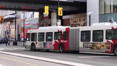 Şehir merkezinde halk otobüsü, Rideau Caddesi, Ottawa, Kanada
