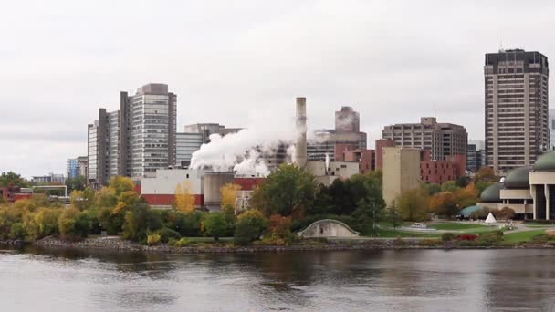 Stadtbild von Gatineau Stadt Quebec und Ottawa Fluss in Kanada in der Herbstsaison — Stockvideo