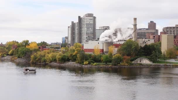 가을에 캐 나 다 에서 돛단배를 타고 퀘벡 과 오타와 강에 있는 가투 노시 (市) 의시 경관 — 비디오