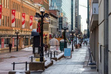 Kış tatili sezonunda Ottawa, Kanada 'da yürüyen insanlarla Sparks Caddesi.