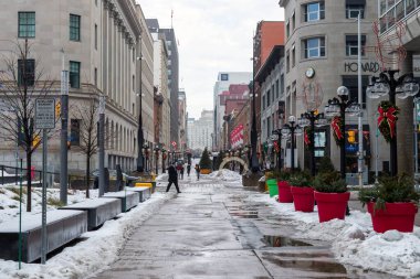 Kış tatilinde Ottawa, Kanada 'da Sparks Caddesi' nde yürüyen insanlarla.