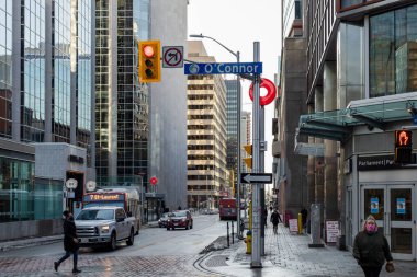 Ottawa, Kanada şehir merkezinde gökdelenleri ve kavşağı olan şehir manzarası.