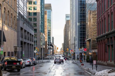 Ottawa, Kanada şehir merkezinde gökdelenler, trafik ve kavşak manzarası.