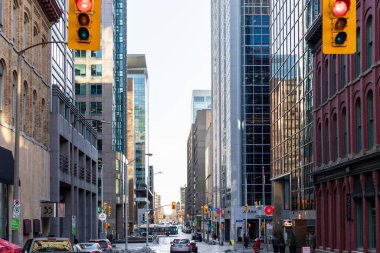 Ottawa, Kanada şehir merkezinde gökdelenler, trafik ve kavşak manzarası.