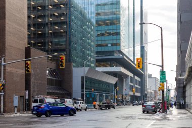 Ottawa, Kanada şehir merkezinde gökdelenler ve kavşak trafik ışıklarıyla şehir manzarası.