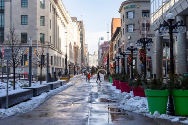 Kış tatilinde Ottawa, Kanada 'da Sparks Caddesi' nde yürüyen insanlarla.