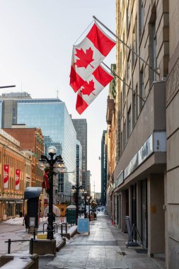 Kanada 'nın Ottawa şehir merkezindeki binada Kanada bayraklı Sparks sokağı manzarası