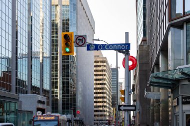 Ottawa, Kanada şehir merkezinde gökdelenleri ve kavşağı olan şehir manzarası.