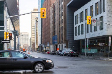 Ottawa, Kanada şehir merkezinde gökdelenler ve arabalarla şehir manzarası.