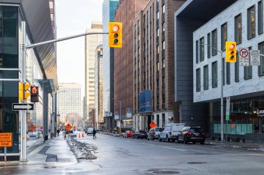 Ottawa, Kanada şehir merkezinde gökdelenler ve arabalarla şehir manzarası.