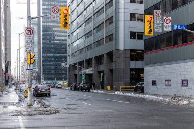 Ottawa, Kanada şehir merkezinde ofis binaları ve kavşaklı şehir manzarası.
