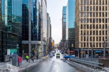 Ottawa, Kanada şehir merkezinde ofis binaları ve kavşaklı bir şehir..