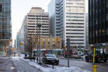 Ottawa, Kanada şehir merkezinde ofis binaları ve kavşaklı bir şehir..