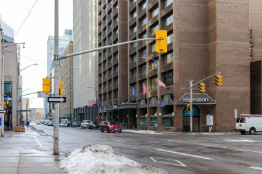 Ottawa, Kanada şehir merkezinde gökdelenler ve kavşak trafik ışıkları olan şehir manzarası. Sheraton Oteli