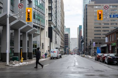 Ottawa, Kanada şehir merkezinde gökdelenleri ve kavşağı olan şehir manzarası.