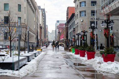 Kış tatilinde Ottawa, Kanada 'da Sparks Caddesi' nde yürüyen insanlarla.