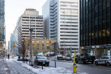 Ottawa, Kanada şehir merkezinde ofis binaları ve kavşaklı şehir manzarası.
