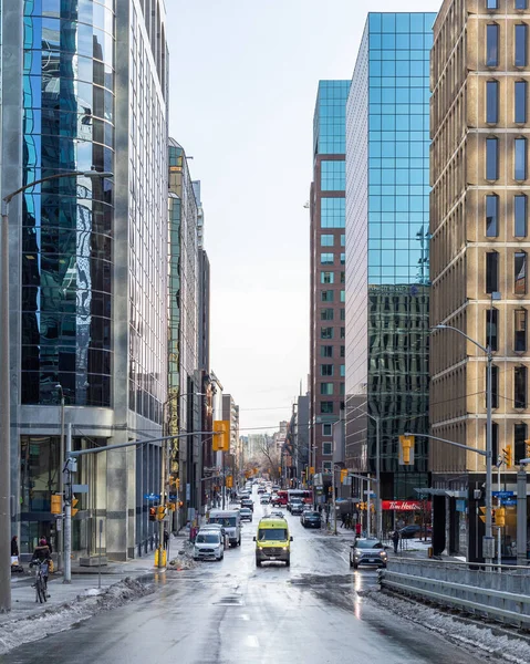Ottawa, Kanada şehir merkezinde ofis binaları ve kavşaklı bir şehir..