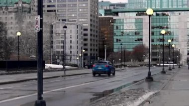 Trafik sıkışık. Kanada 'nın Ottawa şehrinde iş ve finans merkezi.