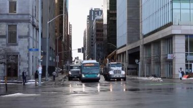 Ottawa, Kanada şehir merkezinde sokak trafiği gökdelenleri ve kavşak manzarası.