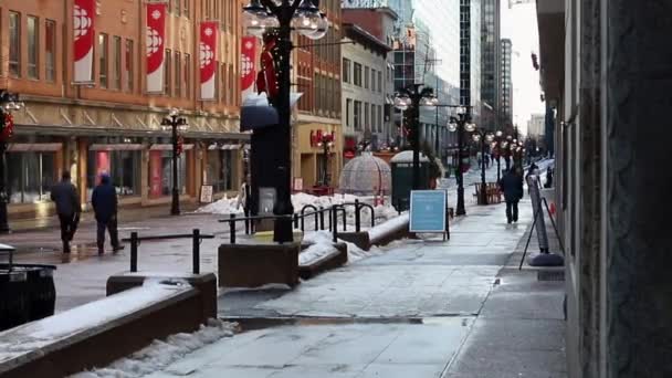 Sparks street with walking people in downtown of Ottawa in Canada in winter holiday season — Wideo stockowe
