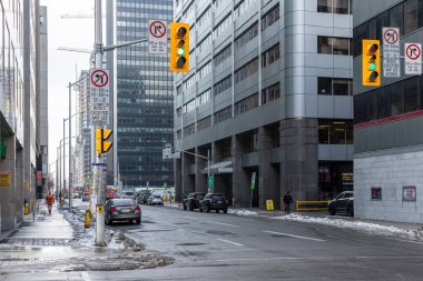 Ottawa, Kanada şehir merkezinde ofis binaları ve kavşaklı şehir manzarası.