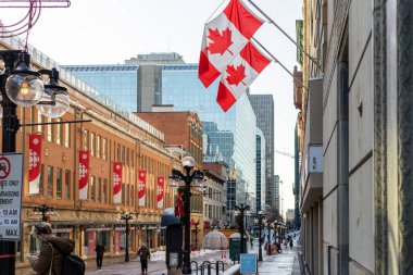 Kanada, Ottawa şehir merkezinde yürüyen insanlarla birlikte Sparks caddesi manzarası