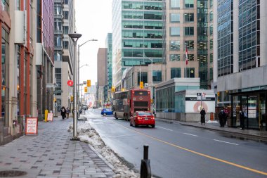 Ottawa City, Kanada 'da halk otobüsü yolda.