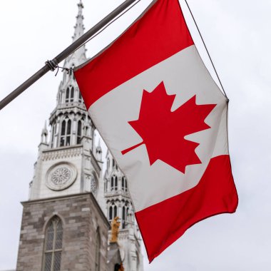 Kanada, Ottawa 'daki Notre-Dame Katedral Bazilikası önünde Kanada bayrağı
