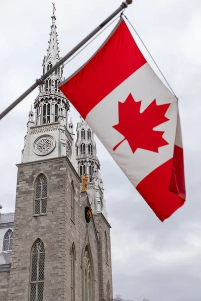 Bandera canadiense frente a la Basílica de la Catedral de Notre-Dame en Ottawa, Canadá — Foto de Stock