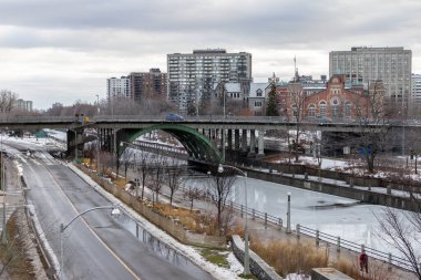 Kışın Kanada, Ottawa 'da köprüsü olan Rideau Kanalı
