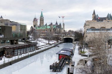 Kışın Ottawa, Kanada 'da Rideau Kanalı ve Parlamento