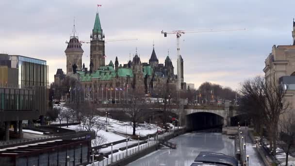 Rideau canal in and Parliament in Ottawa, Canada in winter — Stock Video
