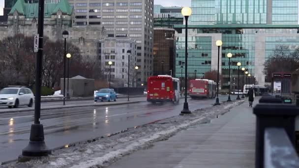 Street with traffic in downtown Ottawa, Canada in winter evening. — Wideo stockowe