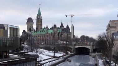 Kışın Ottawa, Kanada 'da Rideau Kanalı ve Parlamento