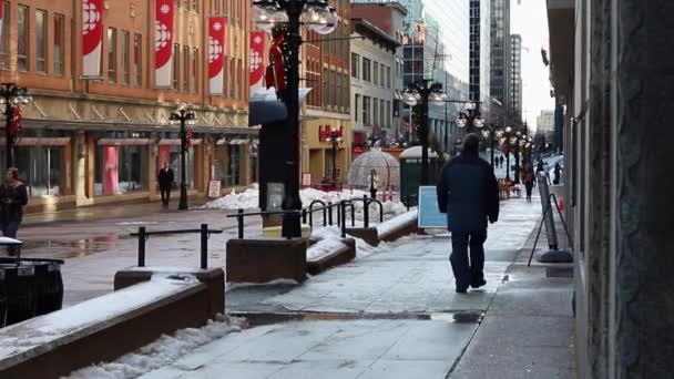 Sparks δρόμο με τα πόδια ανθρώπους στο κέντρο της Οττάβα στον Καναδά κατά τη χειμερινή περίοδο διακοπών — Αρχείο Βίντεο