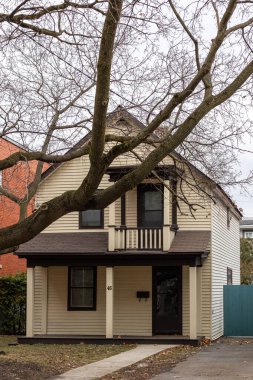 İki katlı küçük bir ev.