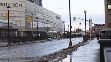 Kamu otobüsü Ottawa, Kanada şehir merkezine gidiyor.