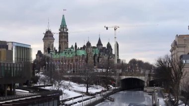 Kışın Ottawa, Kanada 'da Rideau Kanalı ve Parlamento