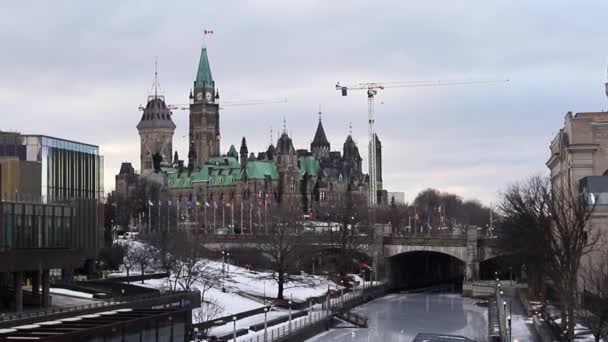 Rideau canal in and Parliament in Ottawa, Canada in winter — Stockvideo