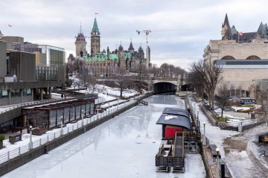 Kışın Ottawa, Kanada 'da Rideau Kanalı ve Parlamento