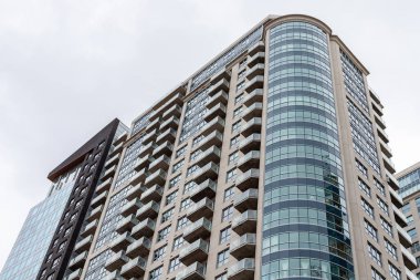 Kanada, Ottawa 'da büyük bir apartman dairesi. Gökdelen gökyüzüne karşı.