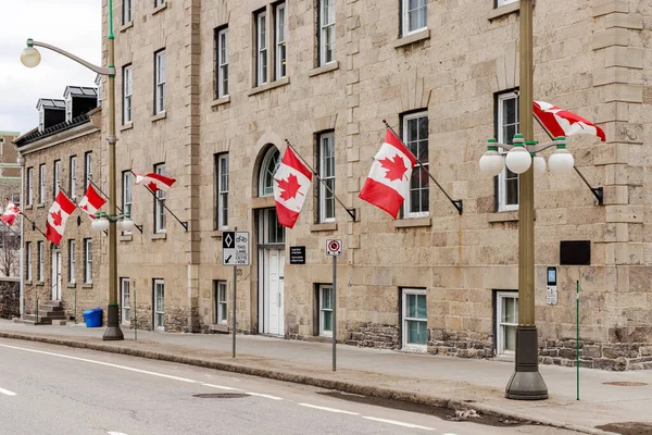 Canada School of Public Service gebouw met Canadese vlaggen in het centrum van Ottawa in Canada — Stockfoto