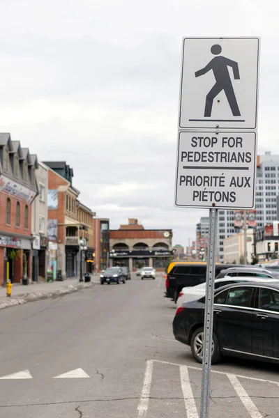 Pare para firmar peatones en el distrito Byward Market, York Street en el centro de Ottawa, Canadá. — Foto de Stock